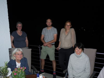 Stehend v. links n. rechts: Petra Zylla, Heino Büsing, Sonja Büsing / Davor Carina Hennecke und Sabine Wever-Gall